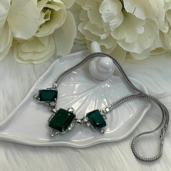 VINTAGE FAUX EMERALD & CRYSTAL NECKLACE - Picture 2 of 9